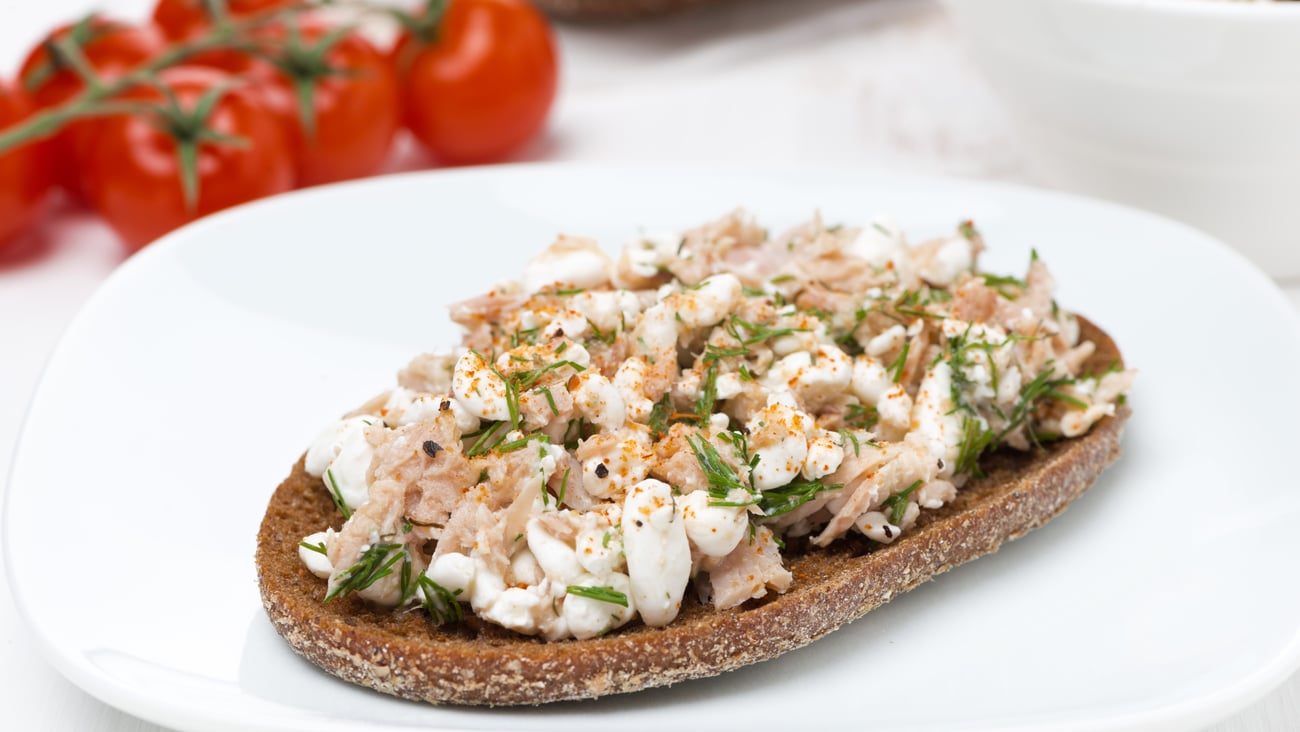 rye bread with tuna and cottage cheese, horizontal