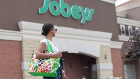 Vittoria Viralli, Vice President, Sustainability, drives Sobeys national commitment to removing plastic grocery bags from all Sobeys grocery stores by January, 2020. (CNW Group/Sobeys Inc.)