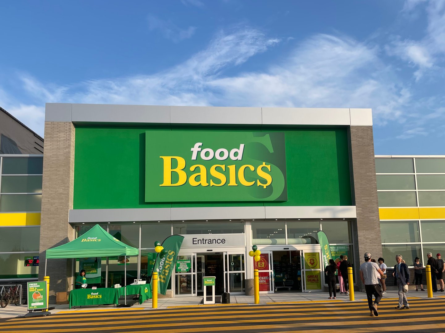 Exterior shot of the new Food Basics in Oakville