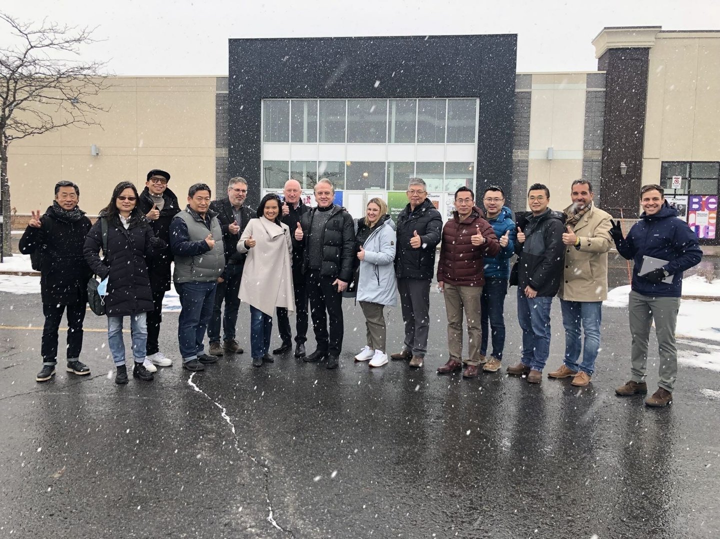  T&T team and Carbonleo team group photo at the Brossard store front