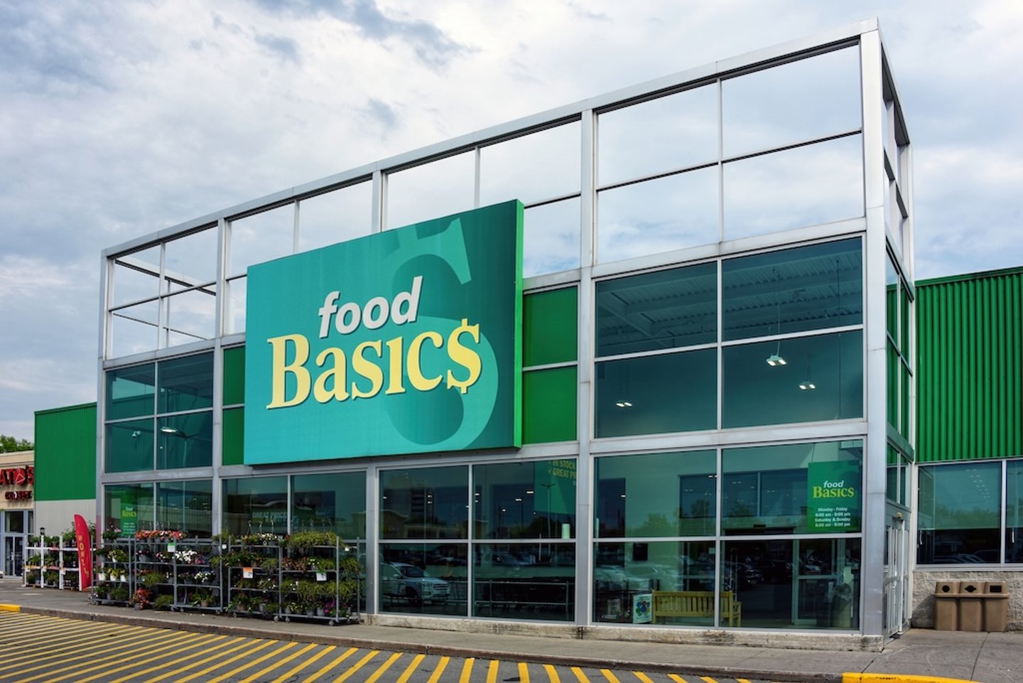 Exterior shot of Food Basics in Ottawa, May 2024