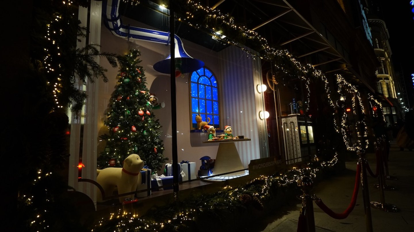 Mars Canada holiday display window in Toronto, The Wonders of Mars 