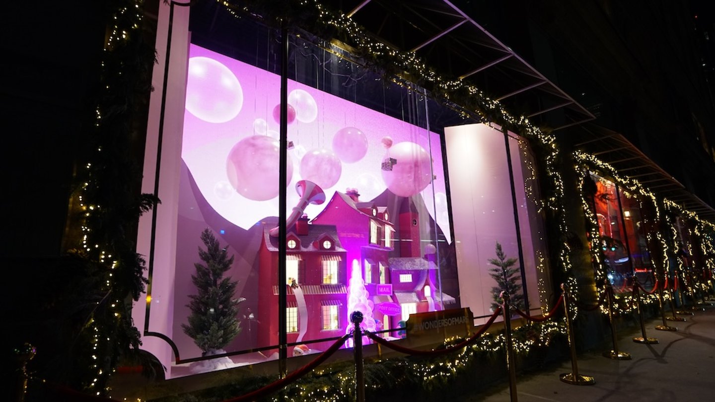 Mars Canada holiday display window in Toronto, The Wonders of Mars HubbaBubba