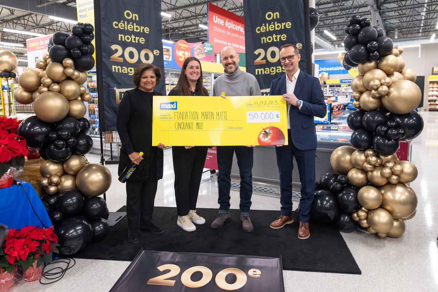 Cheque presentation at the Maxi store opening in Huntingdon, Que location
