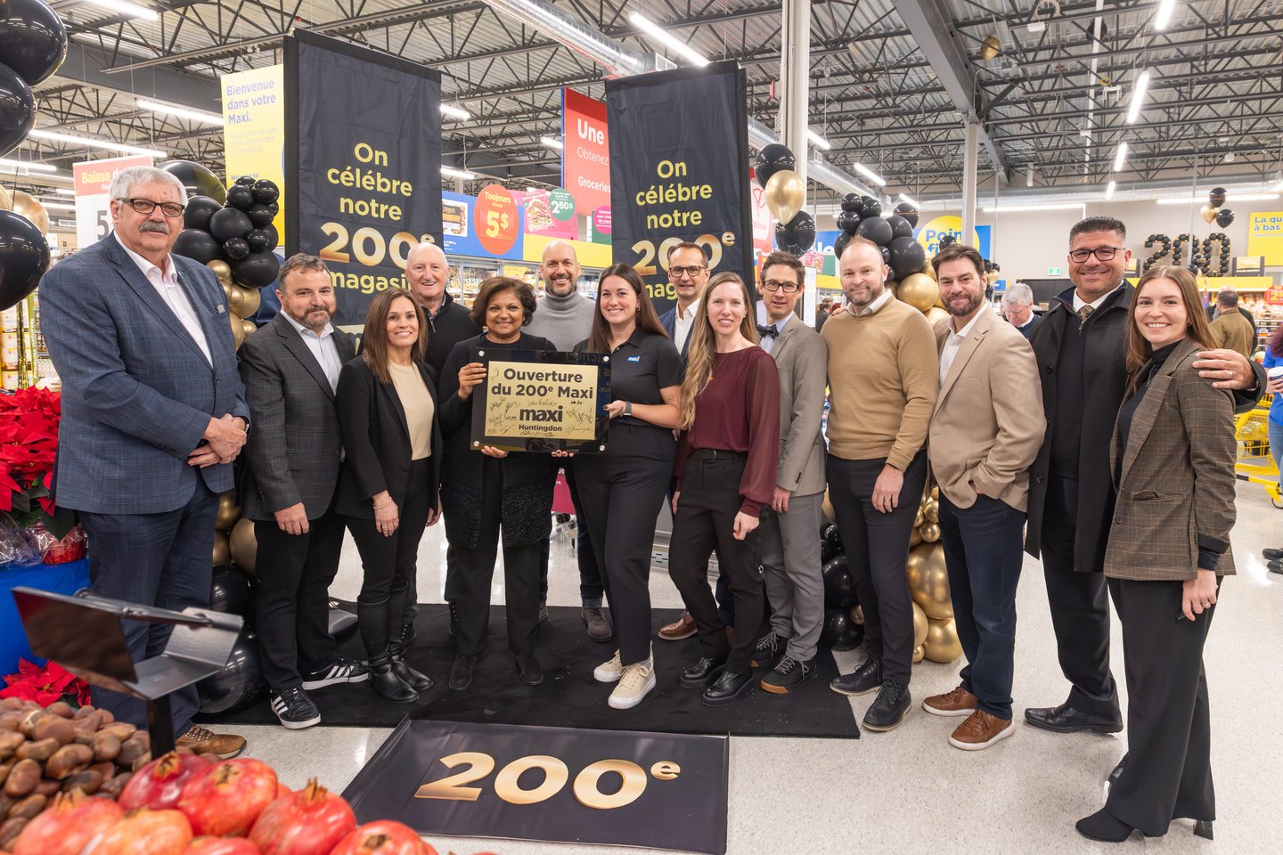 Cheque presentation at the Maxi location in Huntingdon, Que