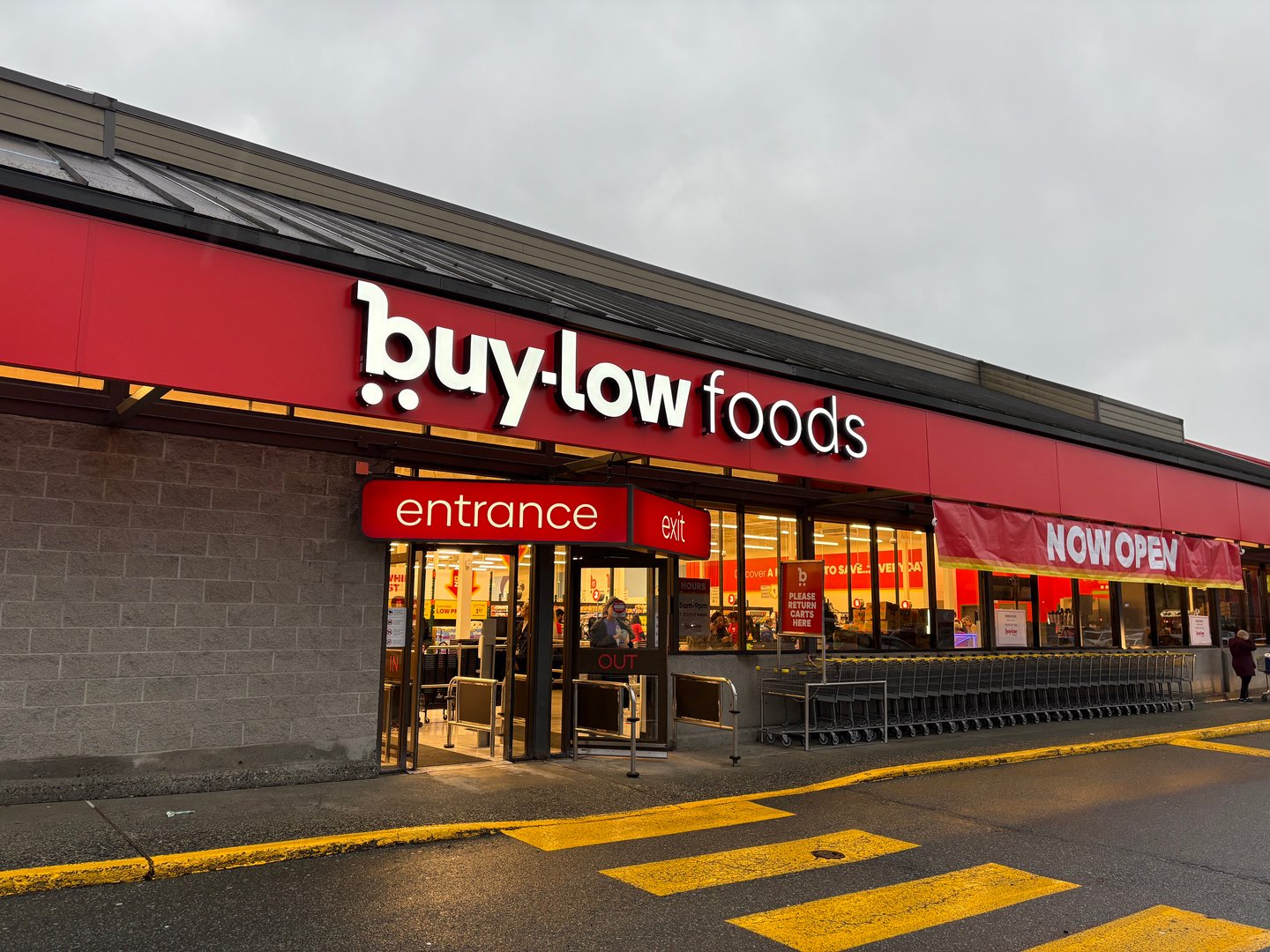 Buy-Low Foods Pinetree front entrance 