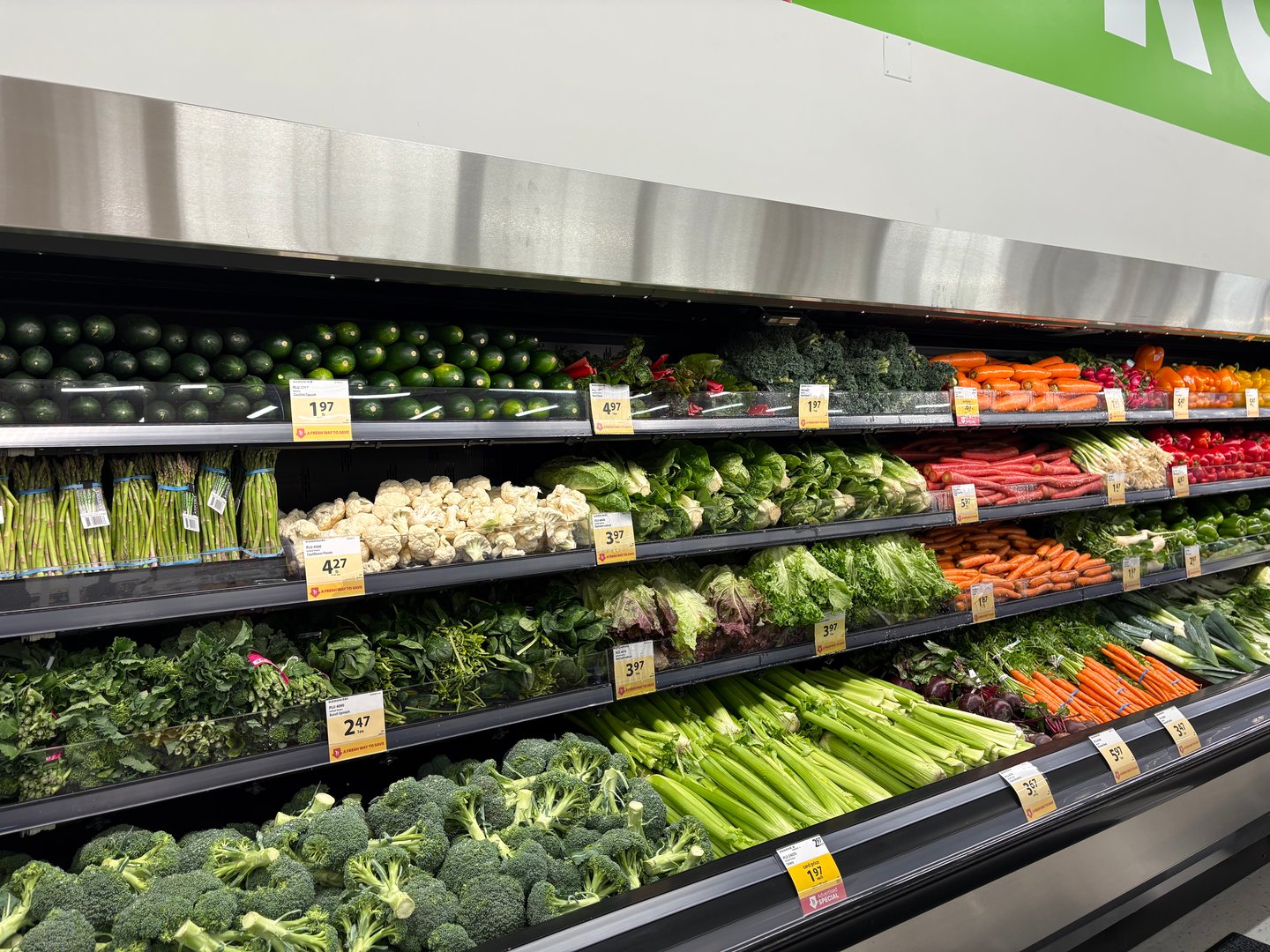 Buy-Low Food Pinetree produce section