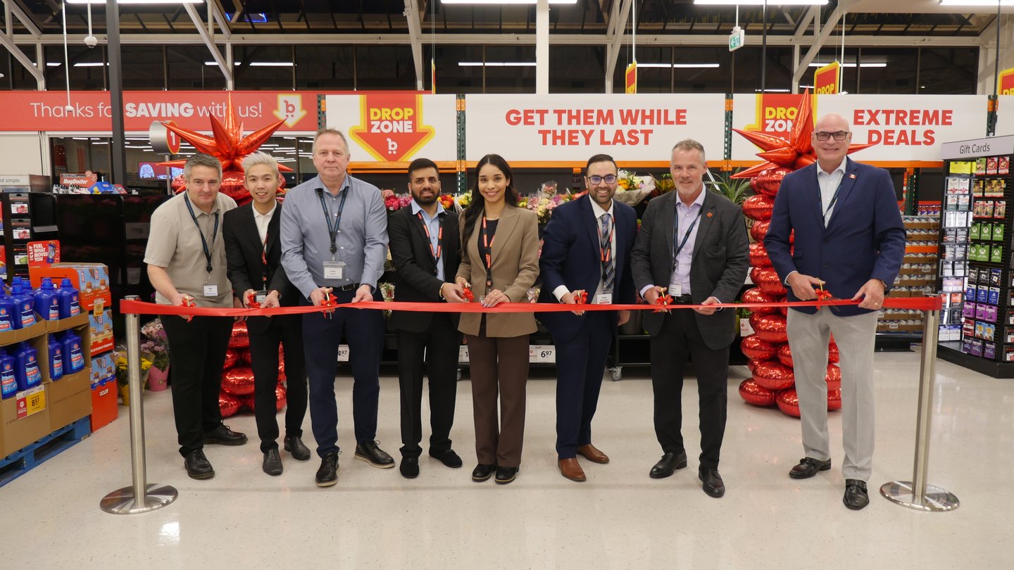 Buy-Low Foods Pinetree ribbon-cutting 