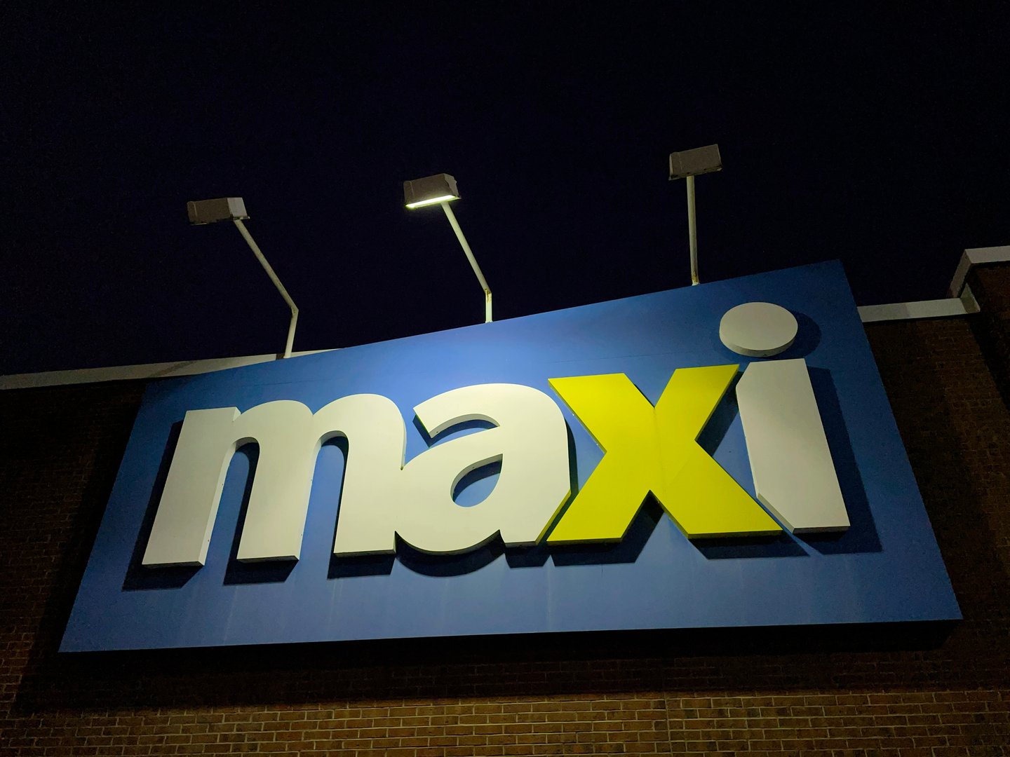 Maxi store sign logo