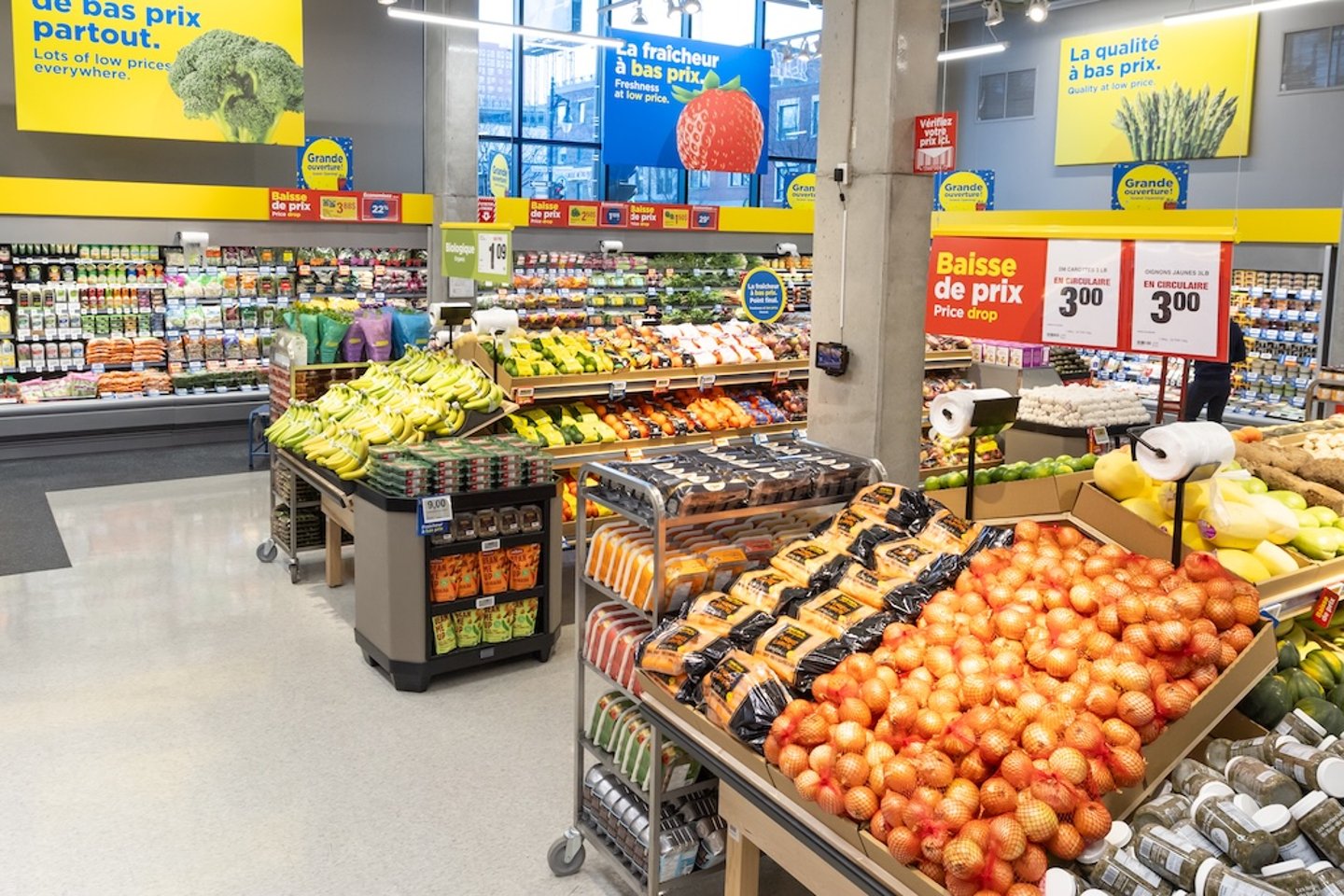 Maxi Sainte-Catherine Street location produce section