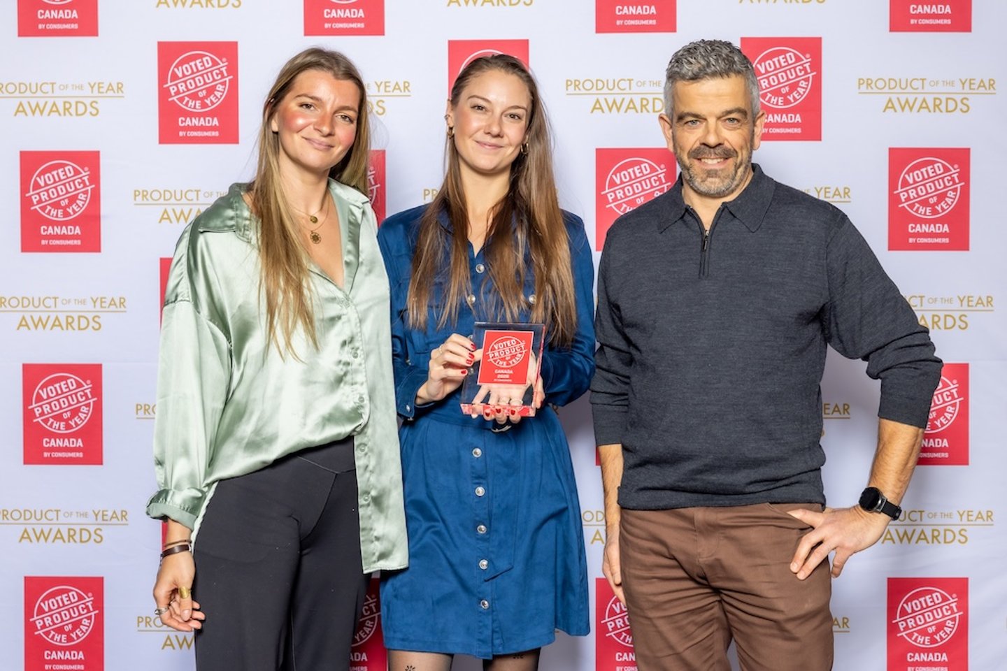 Attendees pose with their award