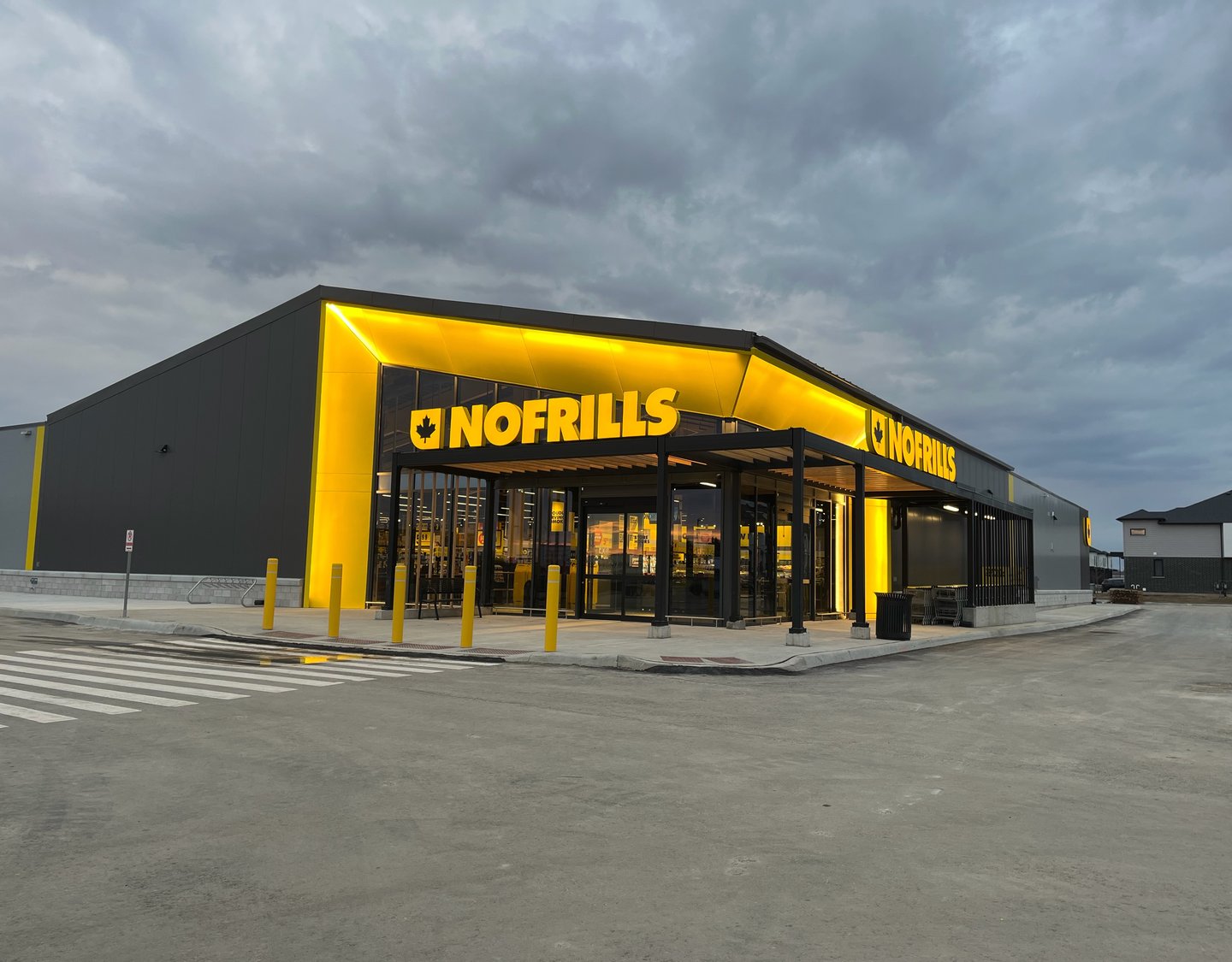 Exterior shot of the No Frills in Komoka, Ont.