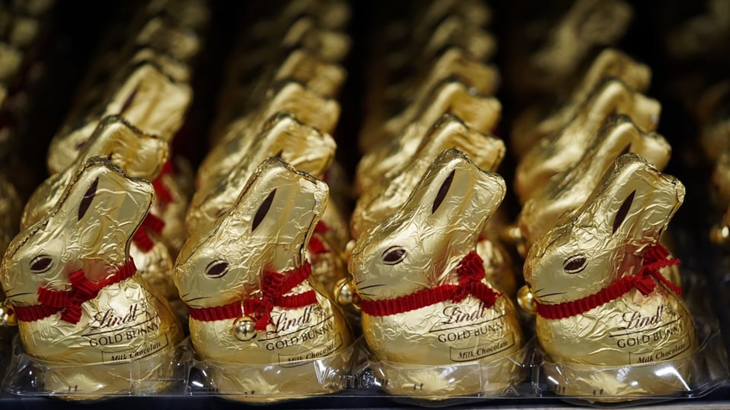Rows of gold Lindt bunnies