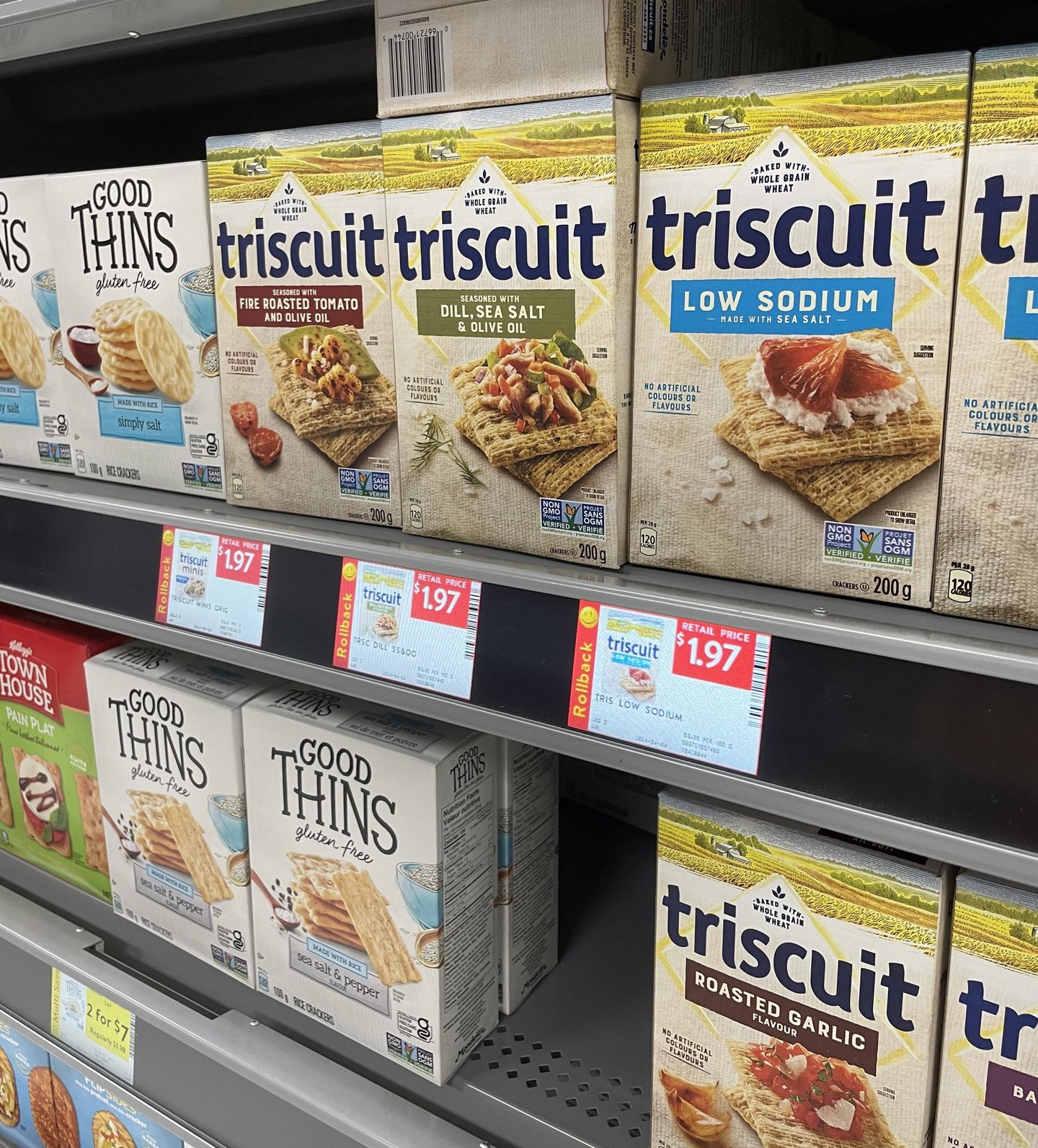 Boxes of Triscuit crackersnsitting on a shelf with digital shelf tags